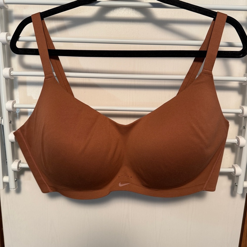 Nike women’s Alate Minimalist Light-Support Padded Convertible Sports Bra